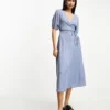 ASOS DESIGN - Vestito Midi Stropicciato A Portafoglio Blu Testurizzato Con Allacciatura Laterale