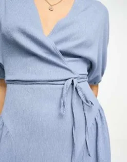 ASOS DESIGN - Vestito Midi Stropicciato A Portafoglio Blu Testurizzato Con Allacciatura Laterale -Vendite ASOS Maternity || RIVER ISLAND || Monki 204873108 3