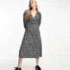 Monki - Vestito Midi A Maniche Lunghe Con Scollo A V Nero Con Stampa Prato Multi