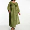 ASOS DESIGN Curve - Vestito Midi Verde Oliva In Plumetis Con Maniche Lunghe Attorcigliato Sul Davanti