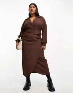 ASOS DESIGN Curve - Vestito Midi Testurizzato A Portafoglio Marrone Con Colletto