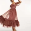 Lace & Beads - Vestito Marrone Rosato A Spalle Scoperte Stile Corsetto Con Volant E Gonna Al Polpaccio