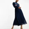 ASOS DESIGN - Vestito Skater Midi Accollato A Maniche Lunghe Blu Navy Con Pieghe E Ricamo
